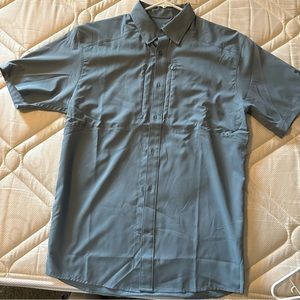 Under armour men’s sneak button down, heat gear, small